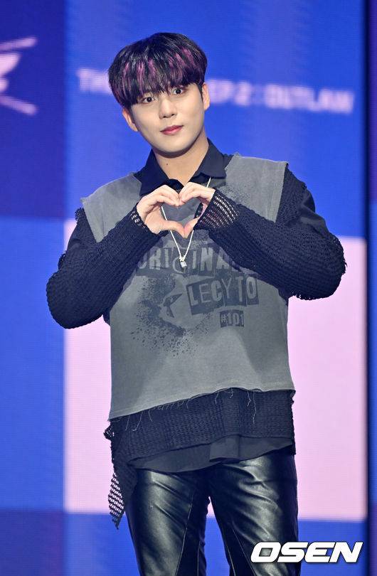 [OSEN=민경훈 기자] 15일 오후 서울 강서구 KBS아레나에서 그룹 에이티즈 (ATEEZ) 미니&nbsp;9집&nbsp;‘더 월드 에피소드&nbsp;2 :&nbsp;아웃로우(THE WORLD EP.2 : OUTLAW)’ 발매기념 미디어 쇼케이스가 열렸다.에이티즈 종호가 무대 위에서 포토타임을 하고 있다. 2023.06.15 /rumi@osen.co.kr