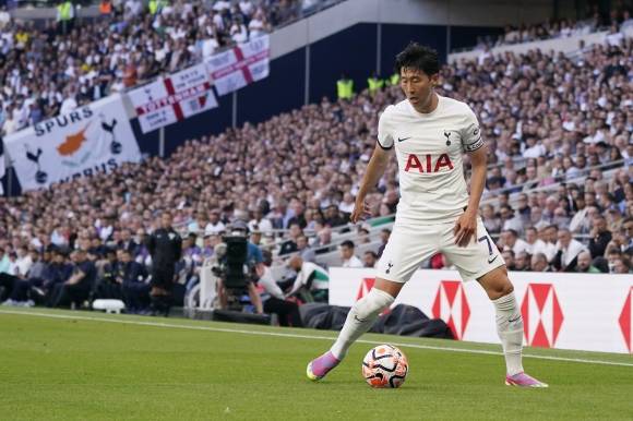 토트넘 주장 손흥민 - 토트넘 주장 손흥민이 지난 19일(현지시간) 맨체스터 유나이티드와 2023-24 잉글랜드 프로축구 프리미어리그(EPL) 2라운드에 선발 출전해 공을 몰고 있다. 2023.08.20. 런던 AP 뉴시스