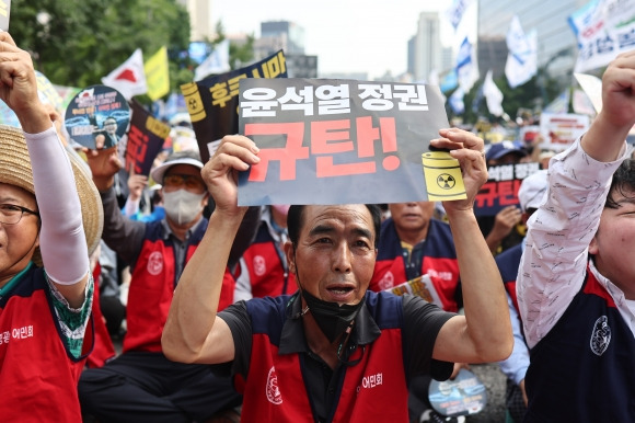 6일 오후 서울 프레스센터 인근에서 열린 ‘후쿠시마 오염수 방류 반대 범국민대회’에서 참석자들이 관련 피켓을 들고 있다. 2023.8.26 연합뉴스