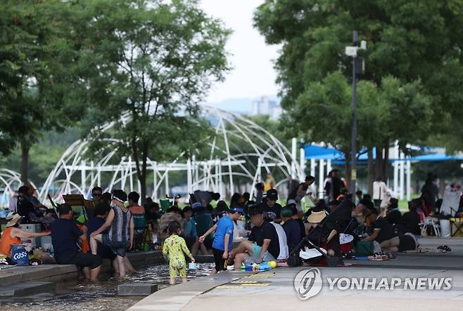 '더위 피해서 그늘로' [연합뉴스 자료사진]