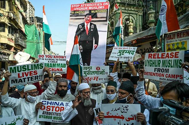 지난 2020년 11월 12일 뭄바이에서 무슬림들이 위구르 소수민족에 대한 중국 정부의 정책에 항의하고 있다. (사진=AFP)