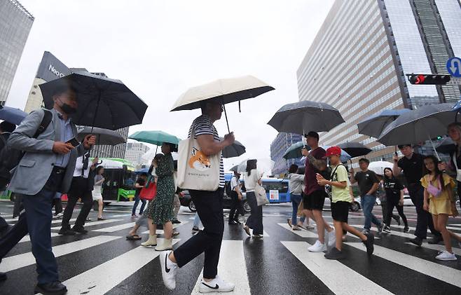 비가 내리는 서울 광화문 사거리를 지나는 시민들이 우산을 쓴채 발걸음을 재촉하고 있다.(사진=방인권 기자)
