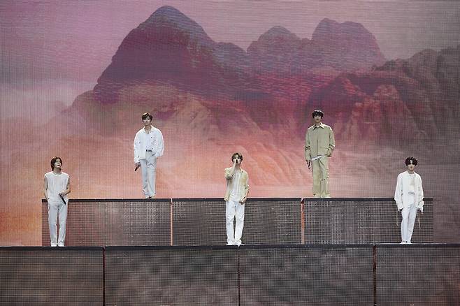 NCT NATION 정규 4집 수록곡 Oasis 무대 (위 왼쪽부터 재민, 윈윈, 아랫줄 왼�U부터 유타, 재현, 천러). 사진 제공=SM엔터테인먼트