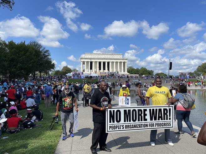 흑인 인권 운동가 마틴 루서 킹 목사의 '워싱턴 행진' 60주년을 맞아 26일(현지 시각) 워싱턴DC 링컨 기념관 앞 광장에서 참석자들이 '더 이상의 전쟁은 없다' 등이 적힌 팻말을 들고 있다. /이민석 특파원