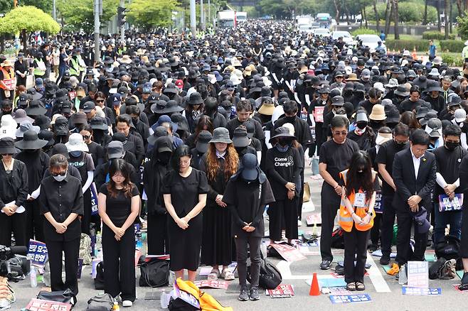 26일 오후 서울 영등포구 국회 앞에서 전국교사일동이 연 '국회 입법 촉구 추모집회'에서 참가자들이 묵념하고 있다.  이들은 지난 7월 22일부터 매 주말 공교육 정상화와 지난달 사망한 서초구 초등학교 교사 사건의 진상 규명을 위한 집회를 열고 있다./연합뉴스