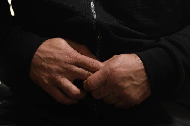 지난 1월 평택 소재 한 카페에서 위구르족 인도적 체류자 신분인 A씨가 한국일보와 인터뷰하고 있다. 김영원 인턴기자