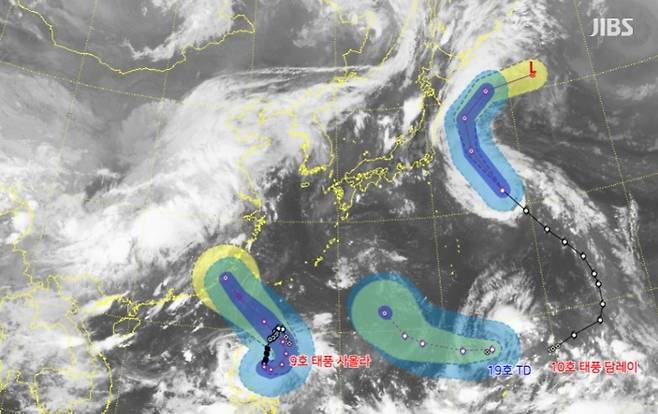 한반도 인근 태풍 및 열대저압부 예상 진로가 담긴 위성사진(기상청 제공)