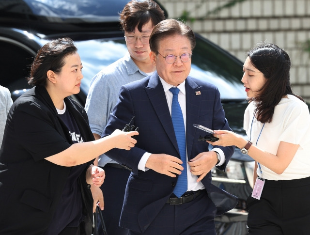 이재명 더불어민주당  대표가 지난 25일 서울 서초구 서울중앙지법에서 열린 공직선거법 위반 혐의 관련 1심 속행 공판에 출석하기 위해 법정으로 향하고 있다. 연합뉴스