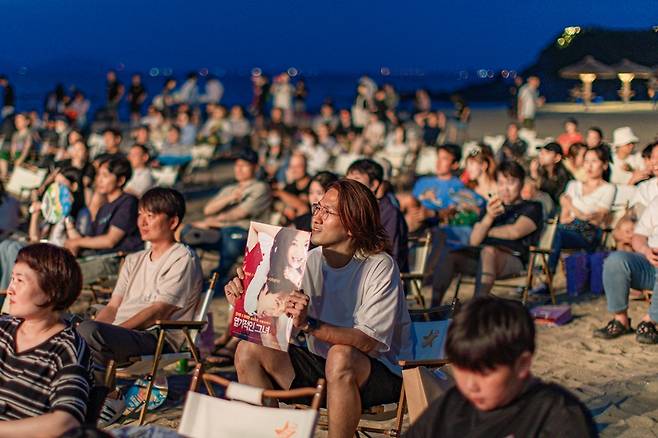 '엽기적인 그녀' 포스터를 들고 나타난 관객. 사진=김대일 작가