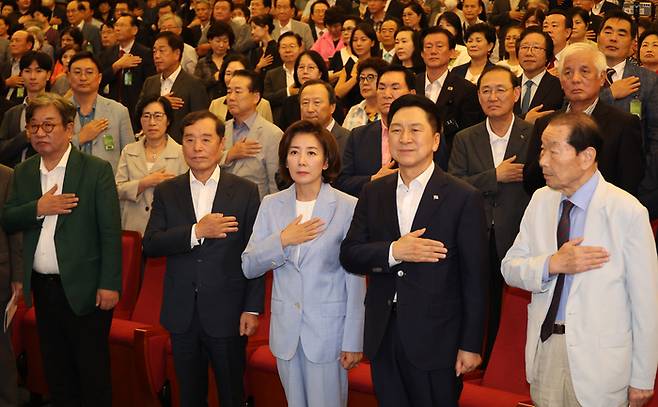 지난 24일 국회에서 열린 ‘인구와 기후 그리고 내일’ 창립포럼에서 나경원 이사장이 국민의힘 김기현 대표, 김병준 전경련 고문 등과 국민의례를 하고 있다. [사진 = 연합뉴스]