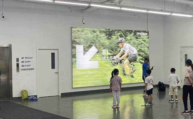 까르푸 입점 건물 1층. 원래 상가가 입점했던 자리는 텅 비어 광고판으로 채워져 있었고, 인근 사설 체육학원에서 이 공간을 줄넘기 연습장으로 사용하고 있었다. 허가를 받고 사용하는건 아니지만 건물 관리인들은 굳이 내보내려 하지 않았다./사진=우경희 기자