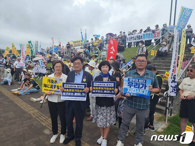 (서울=뉴스1) 황기선 기자 = 일본 후쿠시마 오염수 투기중단 방일단 의원들이 27일(현지시간) 일본 후쿠시마현 이와키시(市)에서 일본 정부의 오염수 방류를 규탄하고 있다.   이번 집회는 입헌민주당 후쿠시마현연합, 사회민주당, 공산당 등 일본 야당과 평화포럼, 노조 등 일본 내 시민사회그룹이 공동주최했다.  야권에서 우원식 위원장과 양이원영 민주당 의원, 강은미 정의당 의원, 양정숙 무소속 의원 등이 참석했다. (더불어민주당 제공) 2023.8.27/뉴스1  Copyright (C) 뉴스1. All rights reserved. 무단 전재 및 재배포 금지.