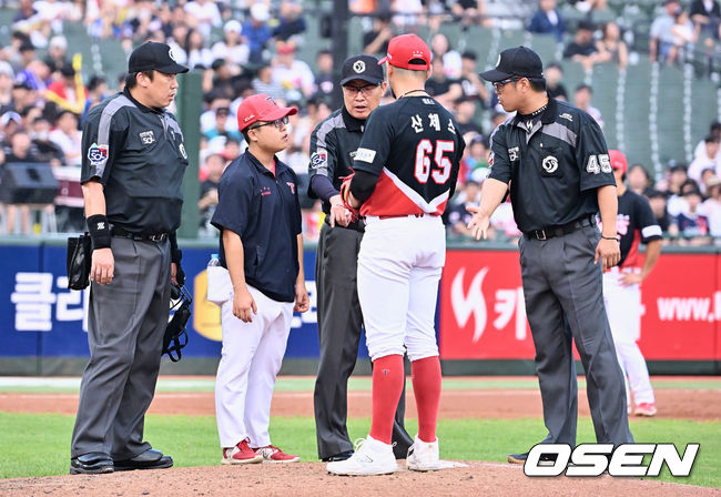 [OSEN=부산, 이석우 기자] 13일 부산 사직구장에서 2023 신한은행 SOL KBO리그 롯데 자이언츠와 KIA 타이거즈의 경기가 열렸다.KIA 타이거즈 산체스가 3회말 무사 만루 심판들에게 견제 동작과 관련해 얘기를 하고 있다. 2023.08.13