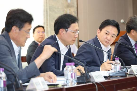 GS 건설 현장 조사결과 발표 - 원희룡 국토교통부 장관이 27일 오후 서울 세종로 정부서울청사에서 열린 검단아파트 사고 및 GS건설 현장점검 결과 회의에서 안경호 서울지방국토관리청장의 발언을 듣고 있다. 2023.8.27 연합뉴스