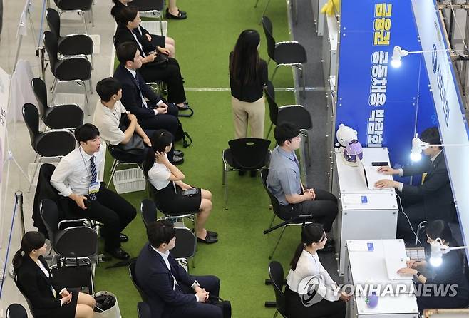 면접 보는 취업준비생들 [연합뉴스 자료 사진]