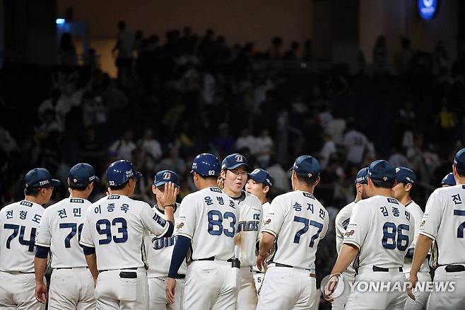 환호하는 NC 선수단 (창원=연합뉴스) 정종호 기자 = 27일 경남 창원NC파크에서 열린 '2023 신한은행 SOL KBO리그' LG 트윈스와 NC 다이노스 경기. LG에 5대 3으로 승리한 NC 선수단이 환호하고 있다. 2023.8.27 jjh23@yna.co.kr