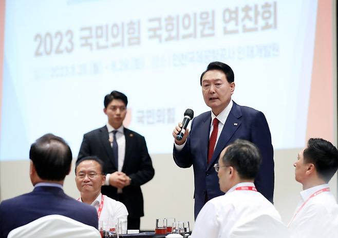 윤석열 대통령이 28일 인천 중구 인천국제공항공사 인재개발원에서 열린 국민의힘 연찬회에서 발언하고 있다. (사진=대통령실통신사진기자단)