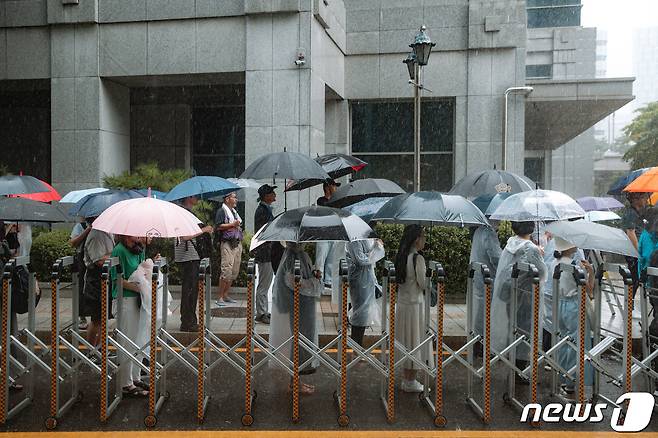 23일 오후 서울 종로구 주한 일본대사관 인근에서 열린 제1610차 일본군 성노예제 문제 해결을 위한 수요시위에서 참가자들이 일본 정부의 사과를 촉구하고 있다. 2023.8.23/뉴스1 ⓒ News1 이재명 기자