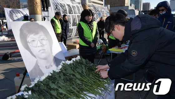 지난 2017년 14일 오후 서울 광화문광장에서 열린 박종철 열사 고문 치사 30주기 추모제를 찾은 시민들이 헌화하고 있다. /뉴스1 ⓒ News1 박지혜 기자