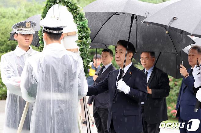 이동관 신임 방송통신위원장이 28일 오전 서울 동작구 국립서울현충원을 찾아 현충탑에 헌화하고 있다. 2023.8.28/뉴스1 ⓒ News1 김성진 기자