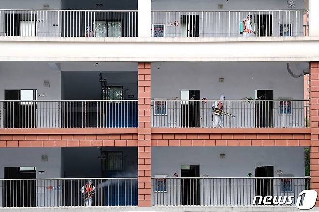 25일(현지시간) 중국 후베이성 우한에서 개학을 앞두고 초등학교 직원들이 코로나19 소독을 하고 있다. ⓒ AFP=뉴스1 ⓒ News1 우동명 기자