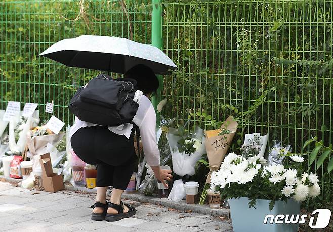 7일 오전 묻지마 흉기난동 사건이 발생한 경기 성남시 분당구 서현역 인근 사고 현장에 숨진 A씨(60대·여)를 추모하는 발길이 이어지고 있다. 지난 3일 오후 성남시 분당구 서현역 일대에서 묻지마 흉기 난동 사건이 발생해 13명이 다쳤고 1명이 사망판정을 받았다. 2023.8.7/뉴스1 ⓒ News1 김영운 기자