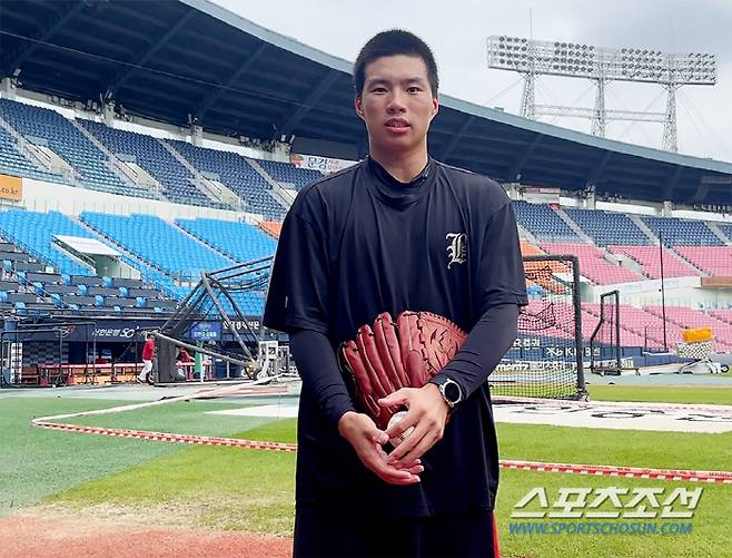 김지윤 군은 자신의 꿈을 "영구 결번"이라고 자신있게 말했다. 그리고 지금 당장의 희망은 잠실구장 정식 볼보이가 되는 것.