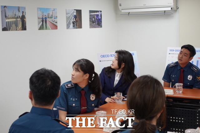 윤석열 대통령 부인 김건희 여사가 28일 오후 서울 마포경찰서 용강지구대에서 열린 자살시도자 구조 현장 경찰관들과의 간담회에서 구조 활동 사진을 바라보고 있다. 이 자리에서 김 여사는 "건강한 사회를 만들 수 있도록 다양한 방법의 고민과 지원이 필요하다"고 했다. /대통령실 제공