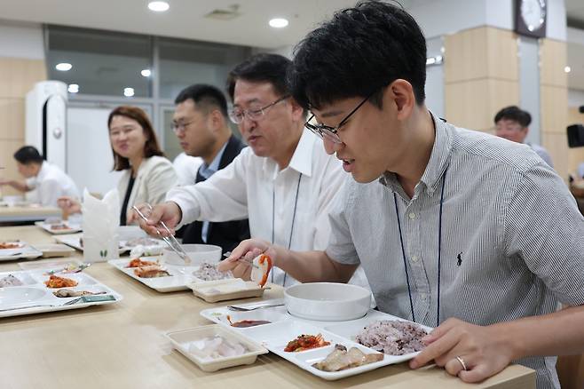 28일 용산 대통령실 구내식당에서 직원들이 우리 수산물 메뉴로 식사를 하고 있다. 2023.08.28. 대통령실 제공