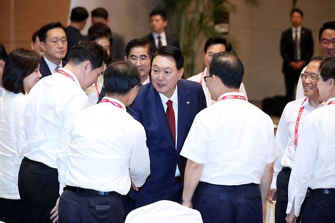 윤석열 대통령이 28일 인천에서 열린 국민의힘 연찬회에 참석하며 의원들과 인사하고 있다. 2023.08.28. 뉴시스