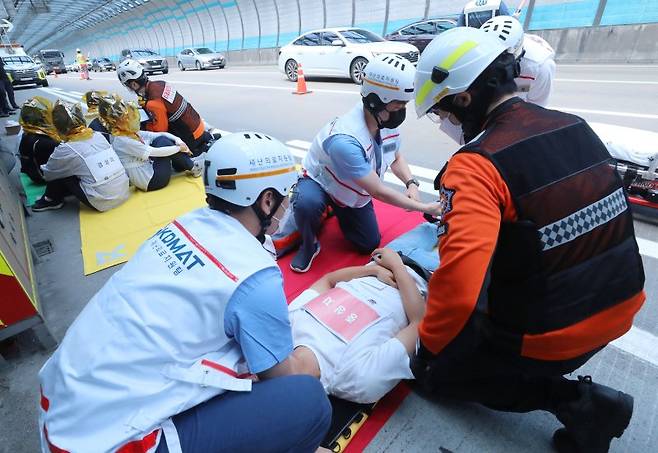 지난 6월 14일 오후 경기 성남시 분당구 서판교 방음터널에서 열린 '2023년 재난대응 안전한국훈련'에서 훈련 관계자들이 전기자동차 화재 상황을 가정한 재난대응 및 수습훈련 장면 /사진=뉴스1화상