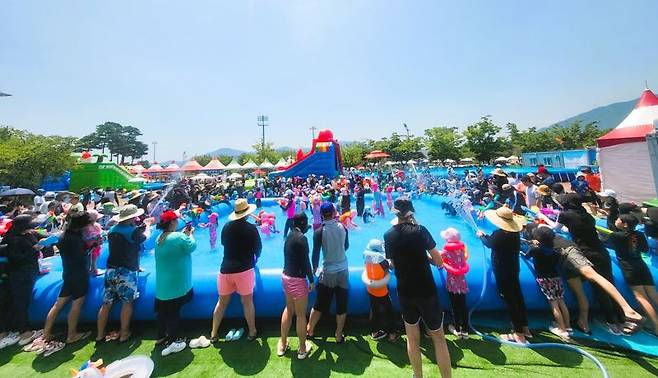 렛츠런파크 부산경남에서 마련한 '썸즈업 워터페스티벌' 방문객들이 물총놀이를 즐기고 있다. 한국마사회 제공