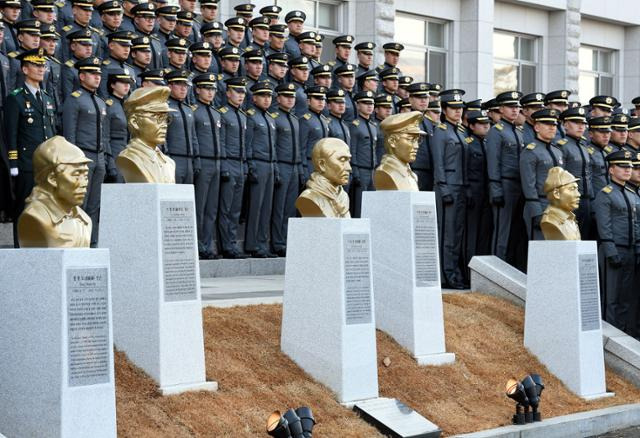 2018년 3월 1일 오후 서울 노원구 공릉동 육군사관학교에서 장병들이 훈련한 탄피 300kg을 녹여 제작한 일제 독립전쟁 영웅 홍범도 김좌진 지청천 이범석 장군과 이회영 선생의 흉상 제막식이 열렸다. 한국일보 자료사진