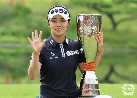 통산 5승째를 뜻하는 손가락 5개를 펴보이며 밝게 웃는 김수지. [사진 KLPGA]