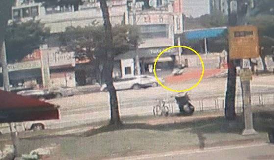지난 18일 오전 대전 서구 관저동에서 발생한 신협 현금강도 사건 용의자(노란색 원)가 오토바이를 타고 도주하고 있다. [사진 독자]