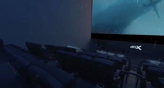 4DX의 관람석에 물이 튀는 실감형 효과가 적용되는 모습. CJ CGV 유튜브 갈무리.