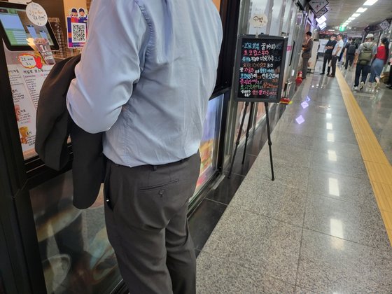 박원(38)씨의 출근길은 도착역인 서울 지하철 2호선 을지로입구역에서 커피 한 잔을 주문한 뒤 가져가도 22분 12초 밖에 걸리지 않는다. 김홍범 기자