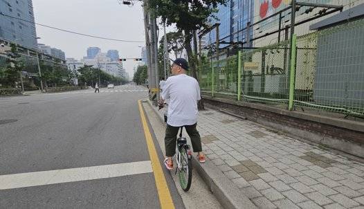 지난 6월 23일 이창원씨가 서울 금천구 독산동에서 가산동으로 출근하고 있다. 그가 도로 가장자리를 따라 횡단보도 7개를 건너는 동안 차도 건너편에서 직장인들이 대부분 손에 커피를 든 채 가산디지털단지를 향해 빠르게 걷고 있었다. 10분을 달린 뒤 직장 앞에서 자전거 킥스탠드(받침다리)를 내린 이씨는 “예전보다 이동 거리가 줄어드니 퇴근한 뒤 운동하고 제때 식사까지 할 수 있게 됐고 건강도 좋아졌다”고 말했다. 심석용 기자