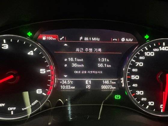 이모(36)씨의 직장은 용인 집에서 약 60㎞ 떨어진 서울시 용산구 한남동이다. 회사의 양해 덕분에 가장 붐비는 출근 시간대를 피해 조금 늦게 집을 나서지만, 보통 1시간 30분 정도는 운전을 해야 회사에 도착할 수 있다. 지난 18일 출근 후 촬영한 이씨 차량 계기판의 모습. 사진 이씨