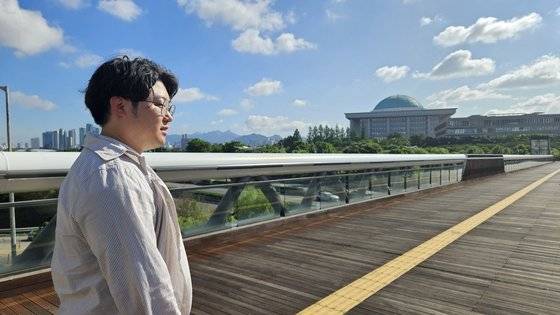 지난 6월 22일 오전 8시 20분쯤 박씨가 자택에서 직장인 국회까지 도보로 출근하고 있다. 사진에 보이는 다리는 박씨가 매일 아침 지나는 당산동 샛강 보행육교. 최서인 기자