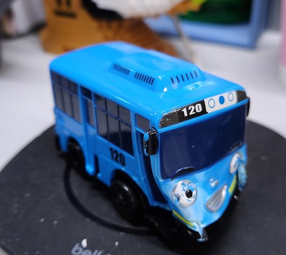 28일 송영관 사육사가 에버랜드 카페 '주토피아'에 올린 러바오 방사장에 떨어졌던 버스 모양 장난감. 사진 주토피아 캡처