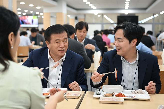 이진복 정무수석이 28일 용산 대통령실 구내식당에서 우리 수산물 메뉴로 식사를 하고 있다. /사진=뉴스1