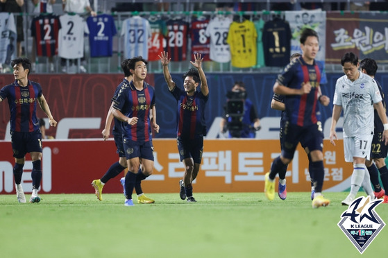 Suwon FC's Lee Seung-woo, center, celebrates scoring a goal during a K League game against Incheon United at Suwon Sports Complex in Suwon, Gyeonggi on Friday. [K LEAGUE]