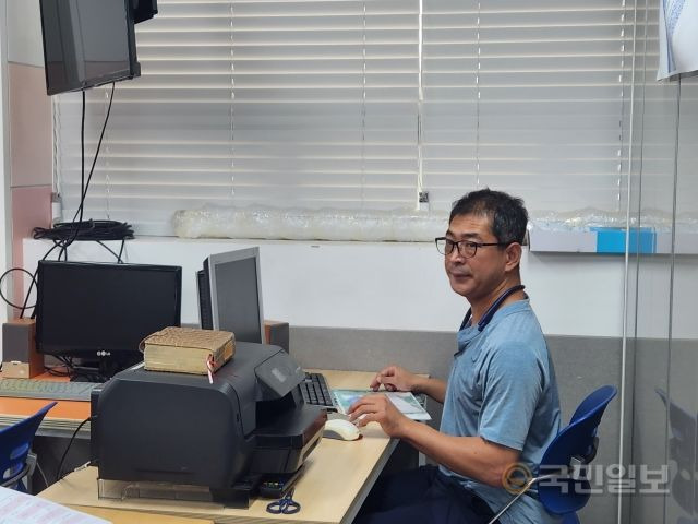 뇌병변 장애를 가진 김세광 왕성교회 집사가 26일 교회 하계 수련회에서 PPT를 넘기고 있다.