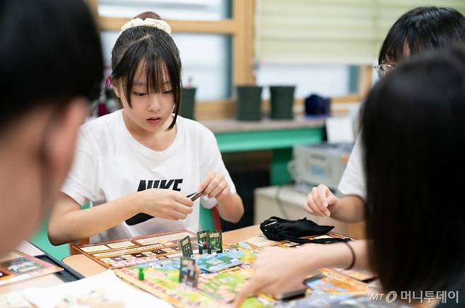 광양 중진초등학교 학생이 지난달 18일 포스코나눔재단의 청소년 지구하다 교육 프로그램에 참여하고 있다./사진제공=포스코