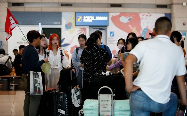 중국인 관광객들의 한국 입국이 재개되자 롯데관광 개발 주가가 상승 중이다. 사진은 지난 27일 인천국제공항 제1터미널로 입국한 중국인 여행객. /사진=뉴시스