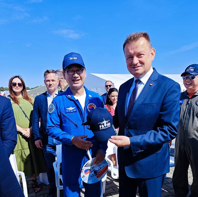 폴란드 라돔공항에서 개최된 ‘라돔에어쇼 2023’에서 마리우스 브와슈차크(오른쪽 두번째) 폴란드 국방장관 및 부총리와 강구영(오른쪽 세번째) KAI 사장이 기념촬영을 하고 있다. [KAI 제공]