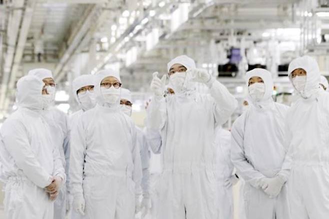 이재용 삼성전자 회장이 지난 2월 17일 충남 천안시 삼성전자 천안캠퍼스를 찾아 패키지 라인을 둘러보고 있다. [삼성전자 제공]