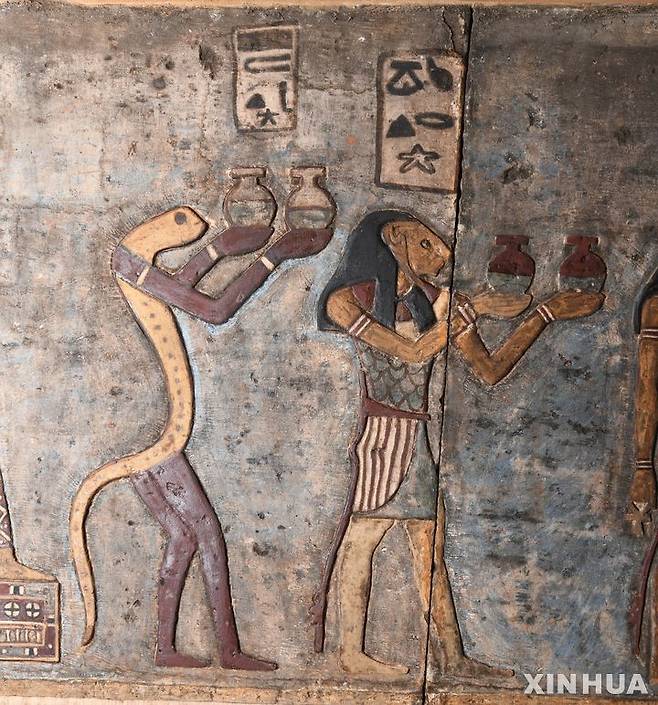 [ 룩소르( 이집트)=신화/뉴시스]이집트의 유적관광지 룩소르의 에스나사원 고대 왕묘에서 올해 3월 발견된 내부 벽화. 이집트 정부는 우크라전쟁으로 곡물가격이 치솟자 전국 7곳에 초대형 전략적 곡물창고 부지를 마련하고 수에즈에 이어서 두 번째로 룩소르에서 8월 27일 기공식을 거행했다. 2023.08.28.