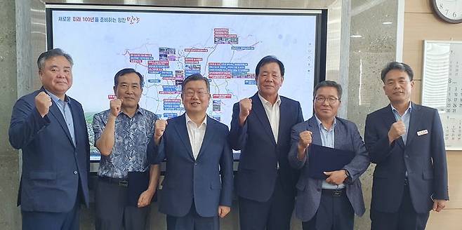 사진 왼쪽부터 배용호 밀양물산 대표, 조성제 비상암감사, 박일호 시장, 박위규 이사, 이승영 이사, 최용해 농업기술센터소장. (사진=밀양시 제공) *재판매 및 DB 금지